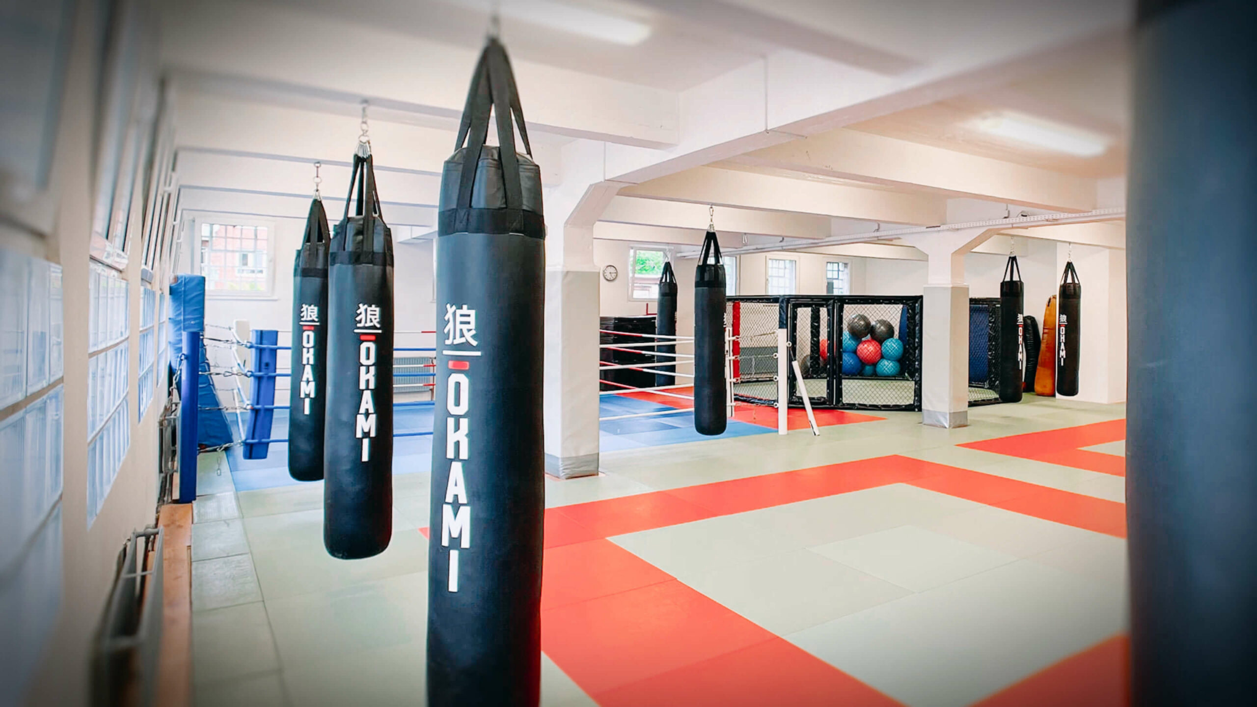 Sandsäcke im Gym von Combat Club Cologne