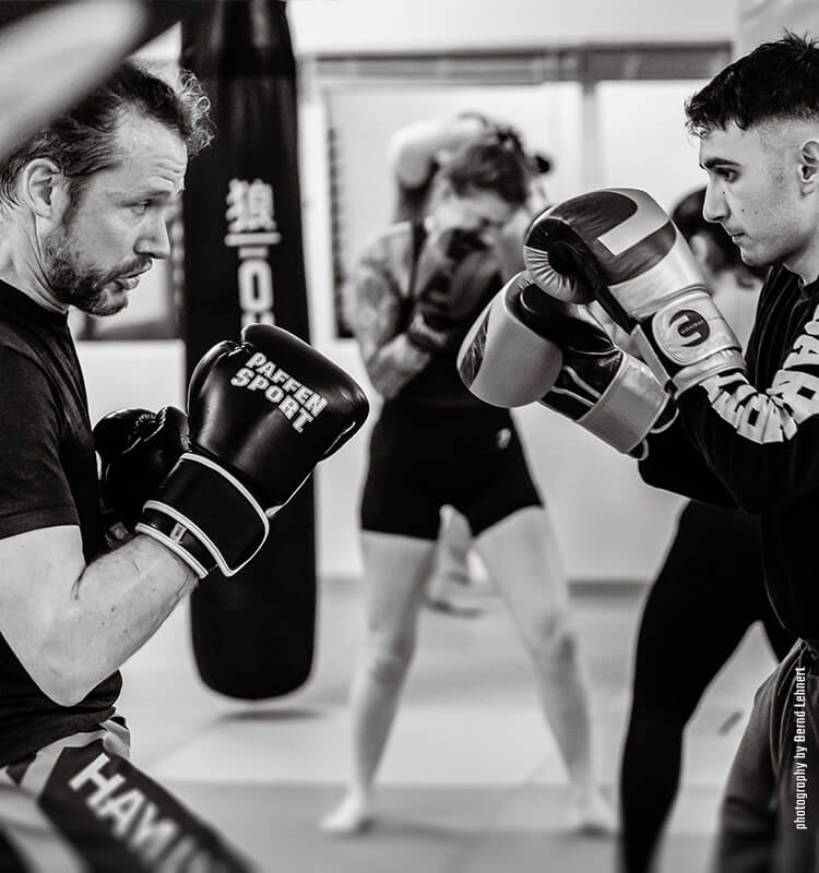 Zwei Männer üben taktisches Sparring während des Boxunterrichts im Combat Club – einem Boxclub in Koeln Zentrum