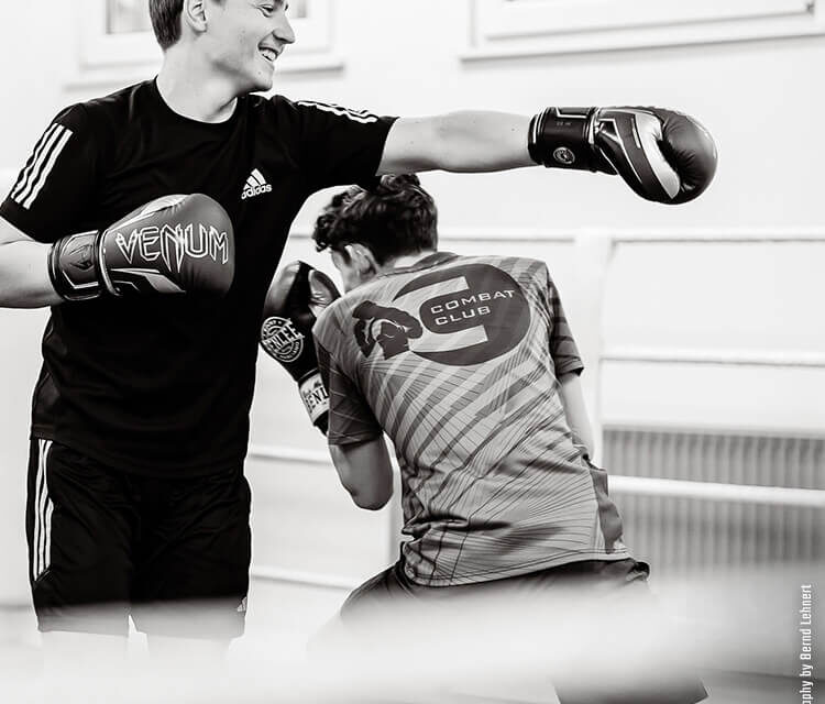 Boxclub Köln: Zwei Jugendliche üben gemeinsam Meidbewegungen während des Boxunterrichts im Combat Club – einem Boxclub in Koeln Zentrum